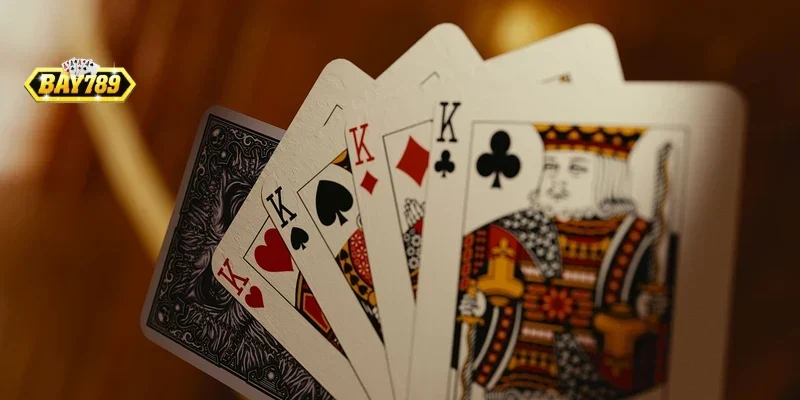 Người chơi đang tập trung phân tích chiến thuật blackjack Bay789 trên màn hình máy tính