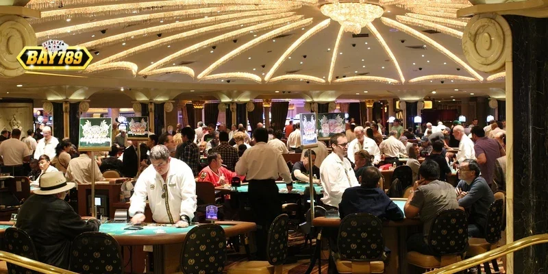 Người chơi tập trung phân tích chiến thuật trên bàn cược Bay789